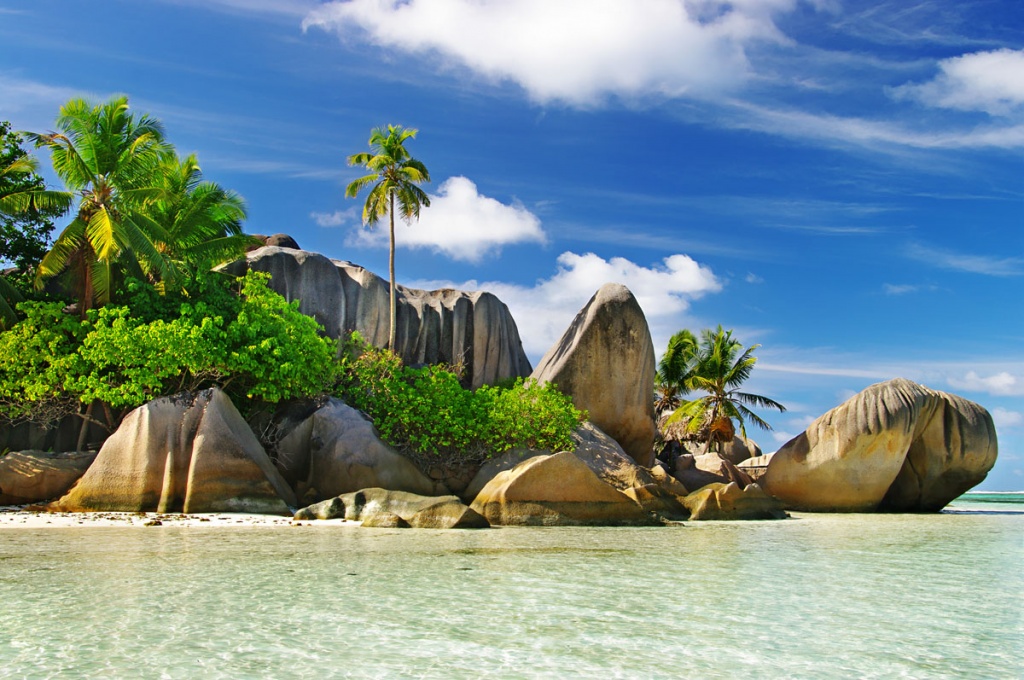 Скалы_острова_Ла-Диг.jpg