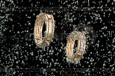 В воде слетело золотое кольцо как достать? В воде слетело золотое кольцо как достать?