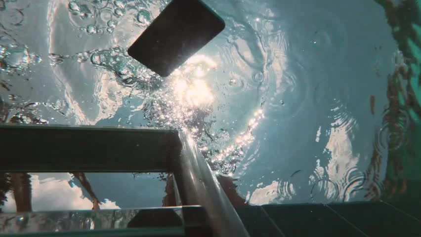 Как достать телефон со дна из воды? Как достать телефон со дна из воды?